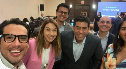 Equipo de Finerio Connect en un evento de Open Finance